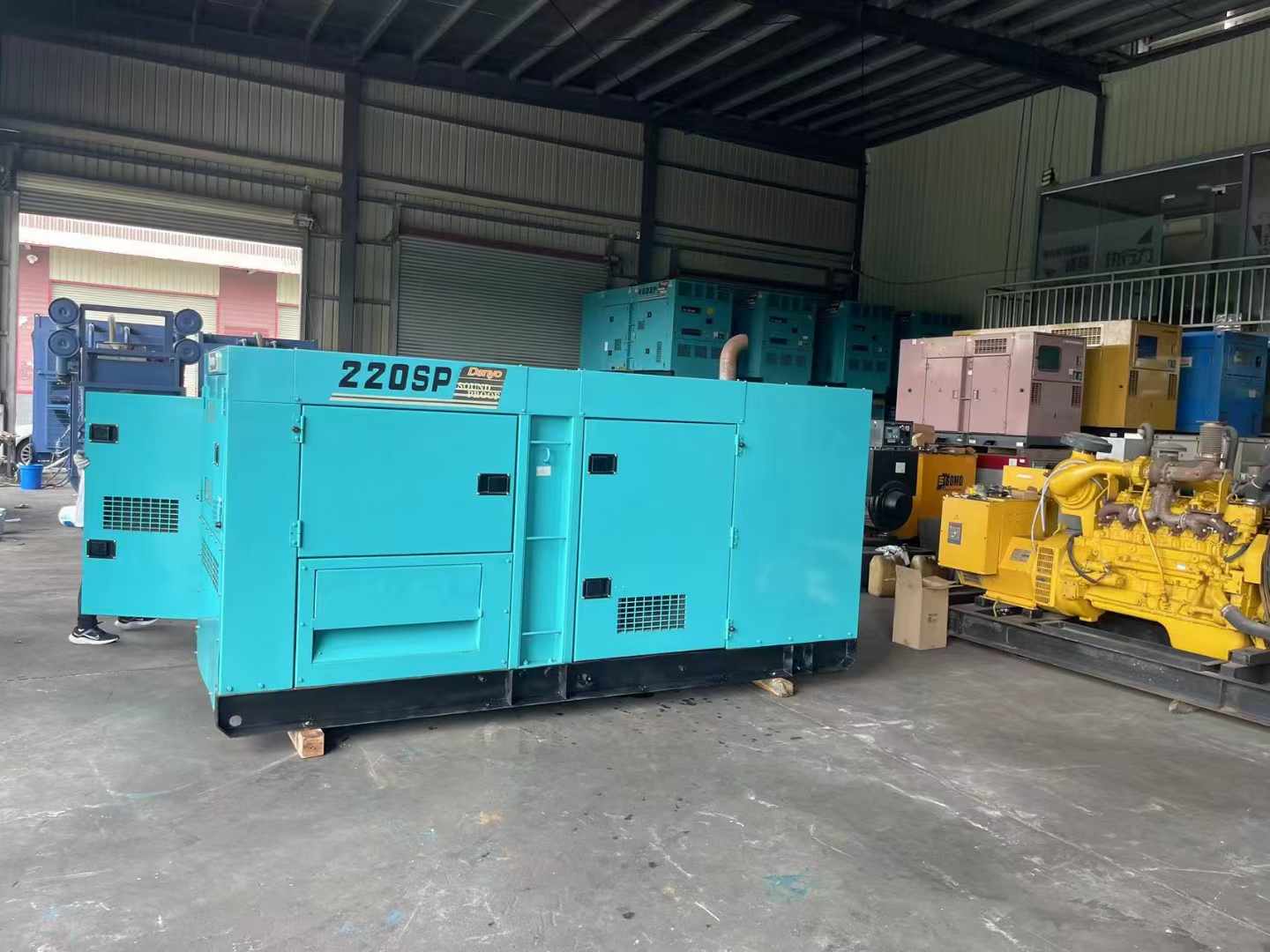 德安800kW 柴油发电机的输出电流波动范围是多少？